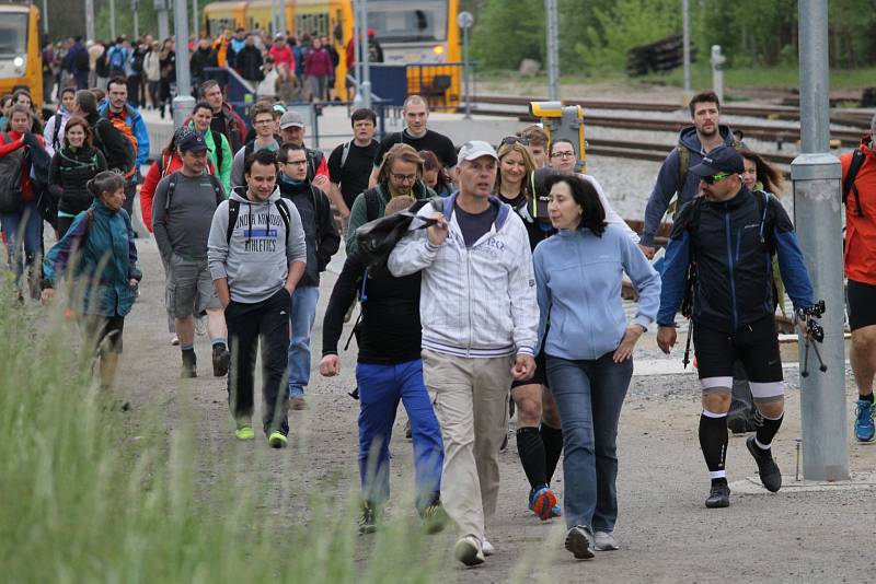 Už 52. ročník Pochodu Praha - Prčice přitáhl do přírody a zdravého pohybu tisíce lidí. Takhle to vypadalo v sobotu 20. května dopoledne v Týnci nad Sázavou.