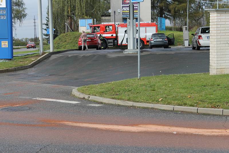 Stopy po naftě na silnici na benešovských Červených Vršcích.