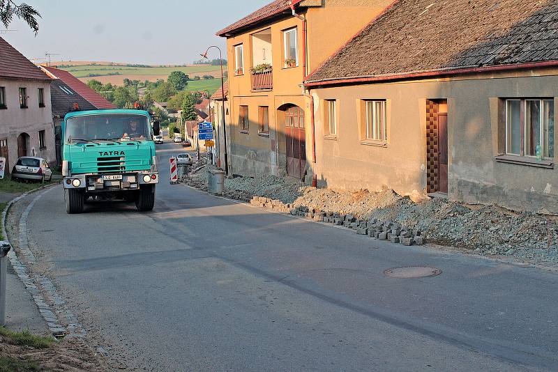 Rekonstrukce chodníku ve Vožické ulici v Načeradci.