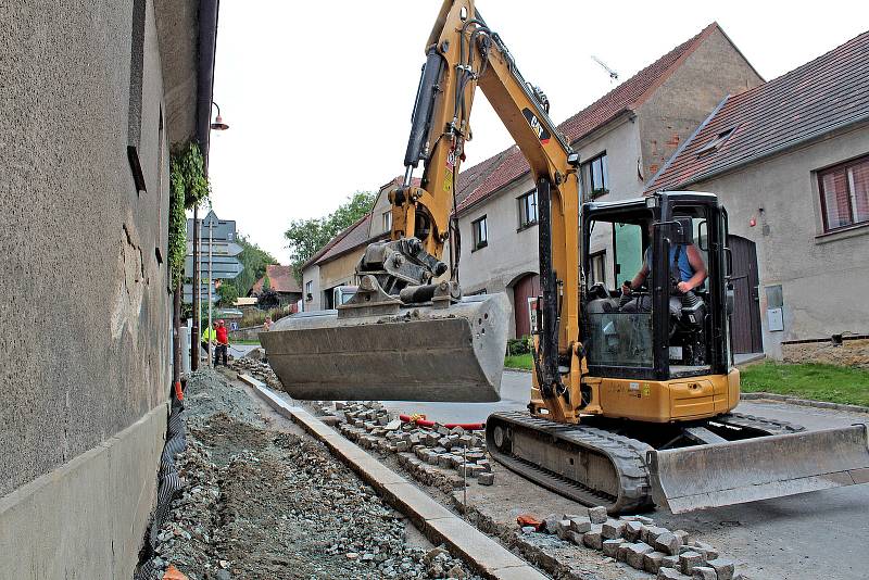 Rekonstrukce chodníku ve Vožické ulici v Načeradci.