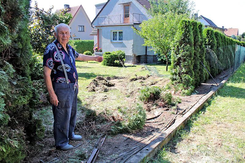 Dopravní nehoda na kraji Benešova a její následky.