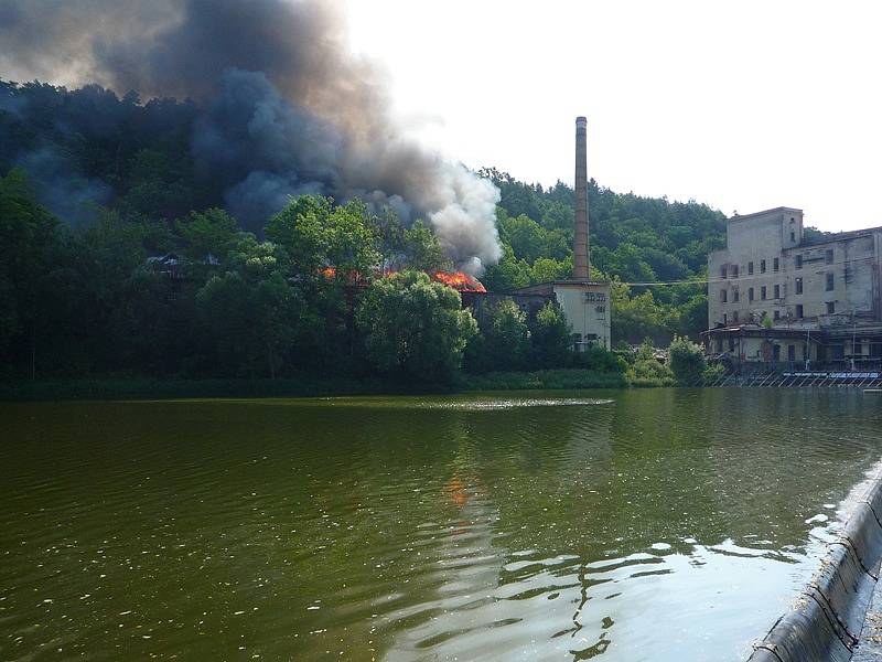 Požár opuštěného objektu v bývalé továrně Jawa byl nahlášený v 10 hodin. 