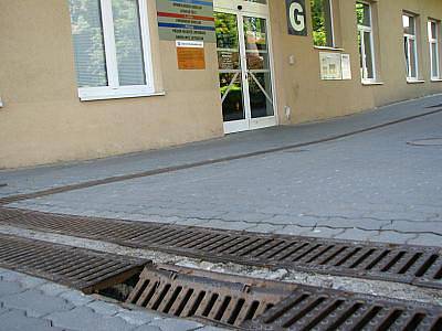 Propadlý rošt odvodňovacího kanálu před vchodem do porodnice benešovské nemocnice může být nebezpečnou pastí na nohy ne jednoho pacienta. 