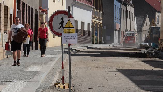 Po rekonstrukci Táborské ulice ve Voticích čeká obnova také další důležité komunikace, ulice Husovy. I tam bude vozovku opravovat kraj a město se chce přidat s opravou chodníků. Tak to bylo loni i v Táborské ulici (na snímku).