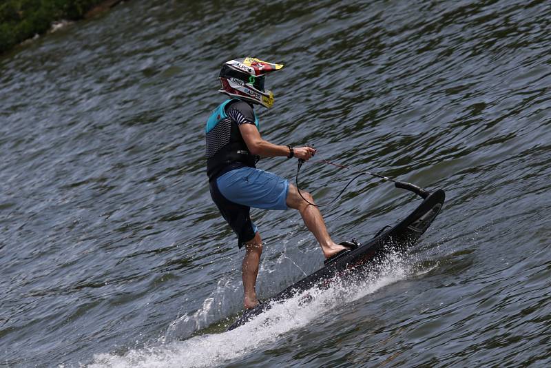 Akce pro motocyklové fanoušky na Brněnské přehradě.