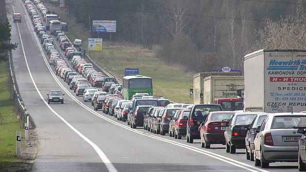 Mezinárodní silnice E55 před Benešovem nestačí svou kapacitou současnému provozu.