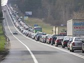 Mezinárodní silnice E55 před Benešovem nestačí svou kapacitou současnému provozu.