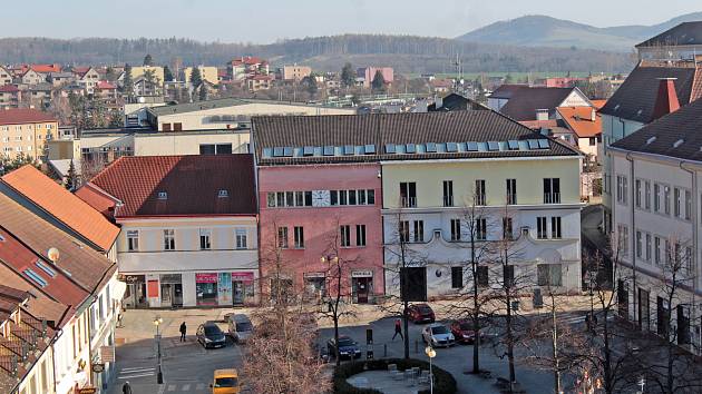 Masarykovo náměstí v Benešově i s radnicí při pohledu ze střechy kostela sv. Anny.