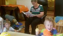 Ze čtení prarodičů dětem v Základní škole Jiráskova v Benešově.