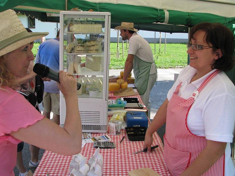 Zastávka rozhlasového Farmářského léta u zámku Vrchotovy Janovice. 