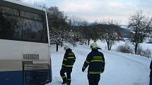 Linkový autobus uvízl v zatáčce nad osadou Mstětice u Maršovic. 