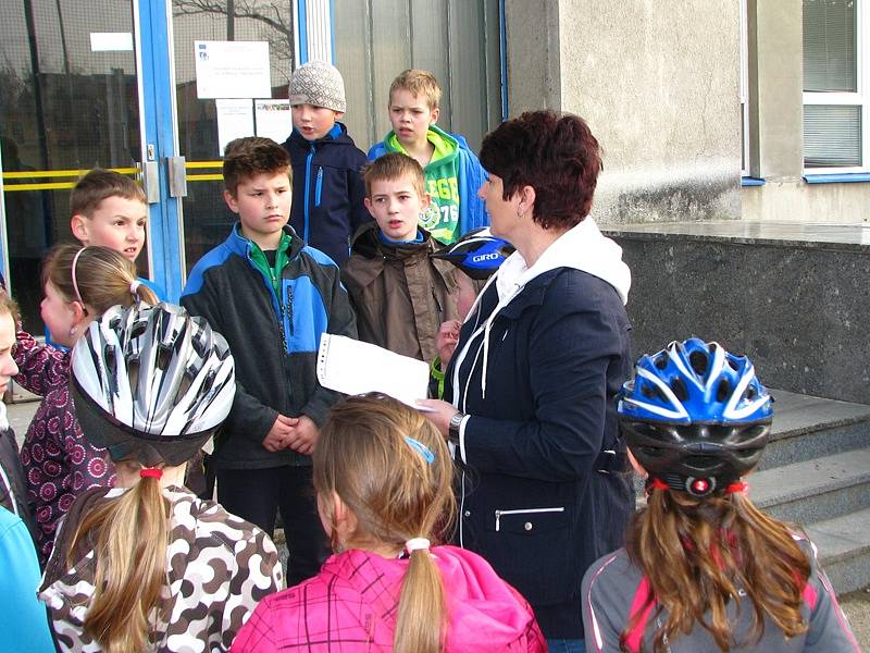 Školáci ze 4. a 5. tříd ZŠ Dukelská se zdokonalovali v jízdě na kole a nabírali vědomosti při besedě s hasiči.