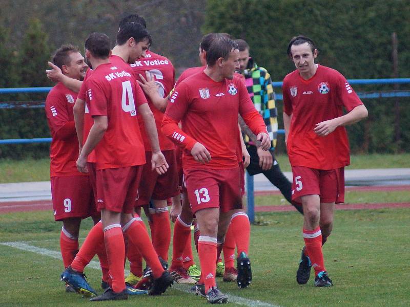 Utkání 12. kola I. A třídy, ve kterém domácí Votice porazily Nelahozeves 2:1.