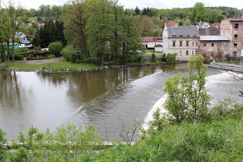 Vodáci si v neděli 23. května nenechali ujít příležitost pro své hobby. Ideální výšku hladiny využili k plavbě z Týnce nad Sázavou do Pikovic.