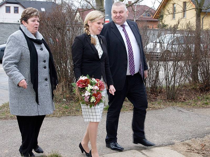 Návštěva ministryně školství a středočeského hejtmana ve školském areálu v Černoleské ulici.