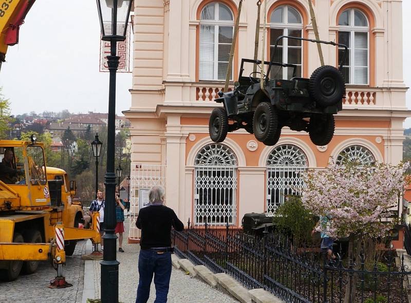 Instalace dvou válečných veteránů před vlašimskou galerií.