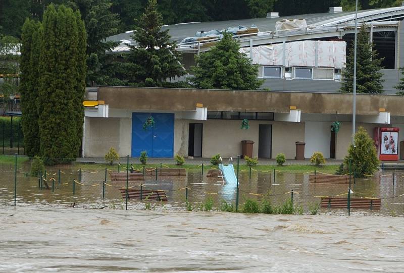 Rozvodněná Blanice ve Vlašimi.