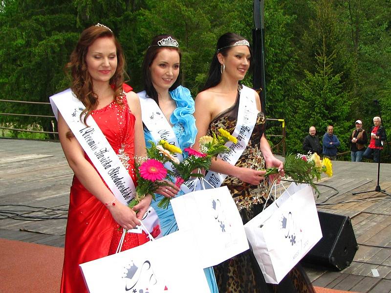 Druhá Vicemiss hasička Středočeského kraje 2015 Tereza Lhotková – finále na pódiu amfiteátru v konopišťském parku v sobotu 23. května.