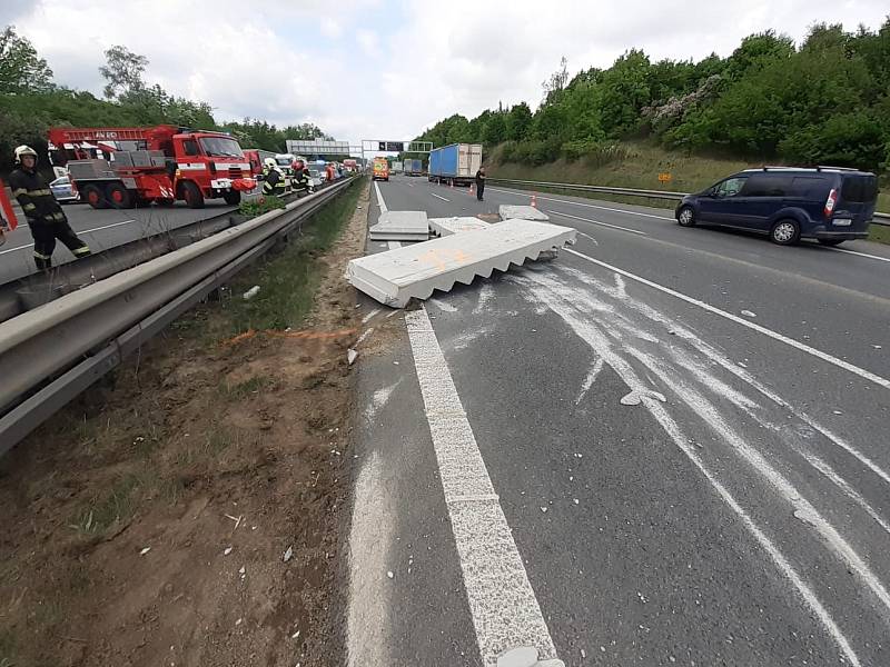 Z nehody na D1 u Velkých Popovic 17. května 2022.