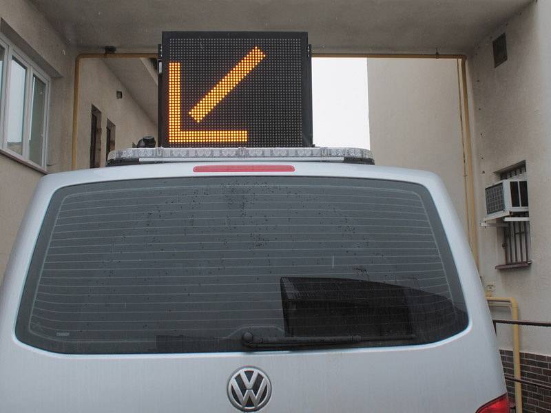 Rampa na střeše policejní dodávky má proměnlivé znaky.