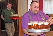 V Čechách platilo a platí, že pivo teče a řeč se vede, i když je zlatavý mok dražší než benzin.