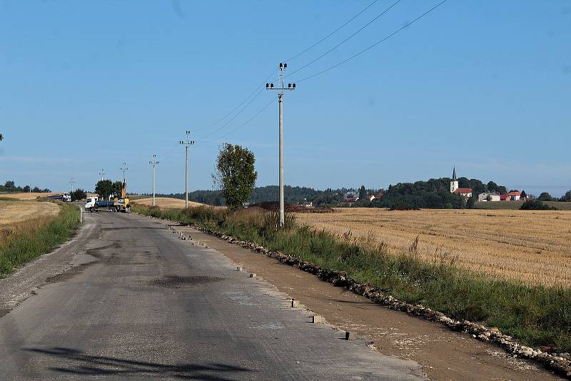 Rekonstrukce silnice II/112 by měla skončit do začátku října. Na snímku je úsek mezi Chotýšany a Brukem.
