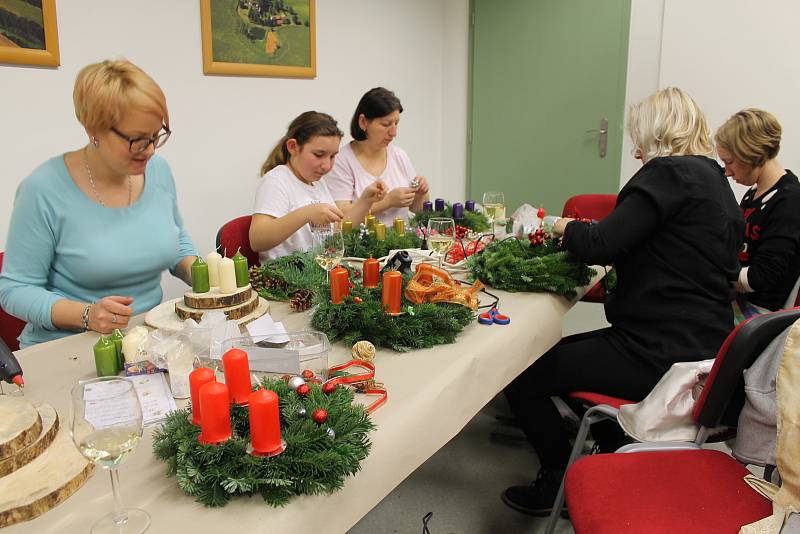 Ze setkání smilkovských žen u zdobení adventních věnců.