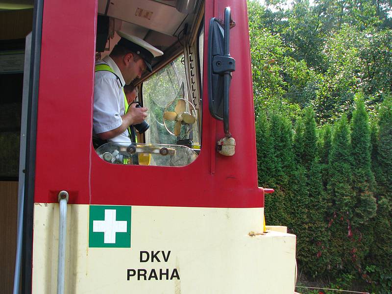 Srážka osobního auta a motorového vlaku  ve Zlenicích.