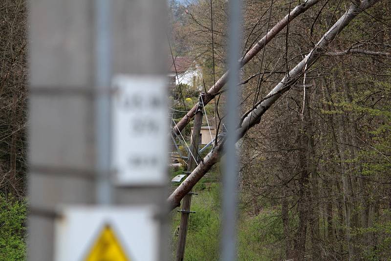 Kvůli stromům na elektrickém vedení nešel ve čtvrtek 6. května odpoledne proud například v Peceradech nebo na Brodcích.