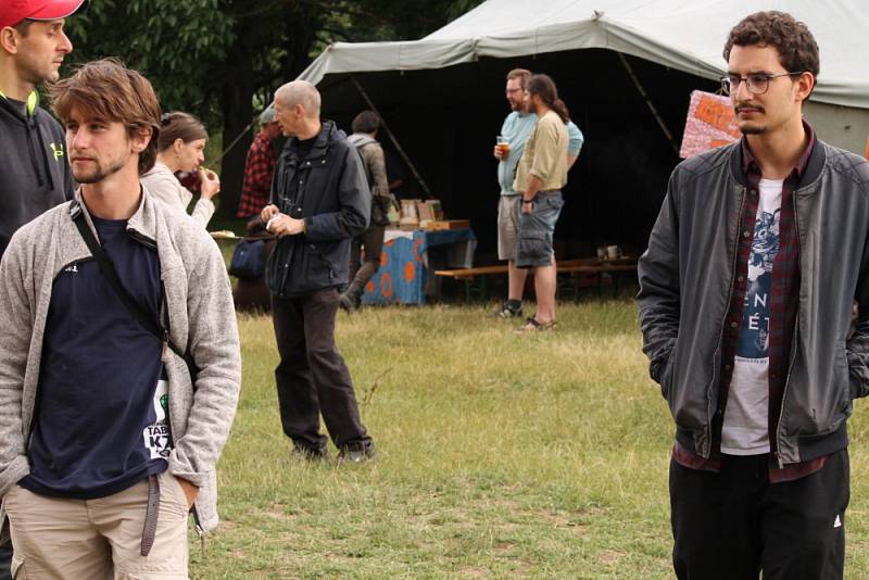 VlčkoviceFest stále pokračuje. Teprve až v neděli ráno se přítomní rozloučí bohoslužbou pod širým nebem.