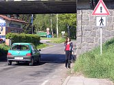Podjezd silnici I/3 v benešovské Konopišťské ulici je místem, kde se potkávají chodci s automobily v těsném kontaktu.
