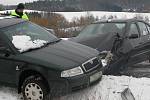 Páteční nehoda na křižovatce u struhařovské vlakové zastávky.