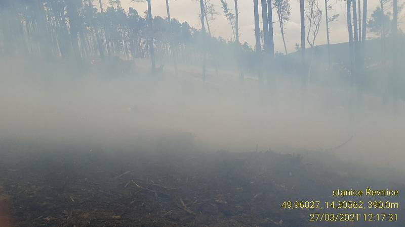 Silný vítr rozfoukal u Černošic na Praze -západ několik ohnisek pálení na větší ploše ve špatně přístupném lesním terénu.