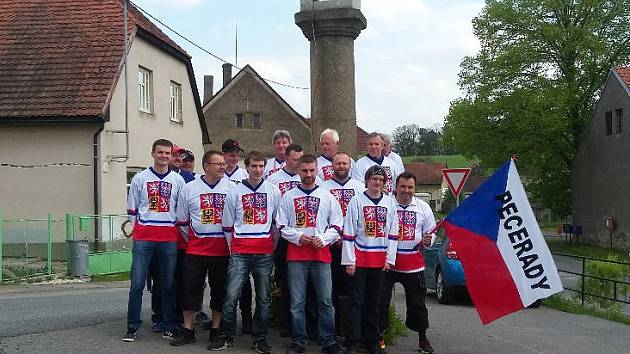 Skupinka peceradských fanoušků se vypravila podpořit český hokejový tým na mistrovství ve Francii.