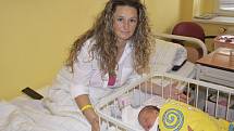 Linda Kadeřábková se narodila 24. dubna v 19:30. Vážila 3 270g a měřila 49 cm. Její rodiče, Michaela a David Kadeřábkovi, se těší, až ji doma v obci Chrást představí starší sestřičce Natálce (12).