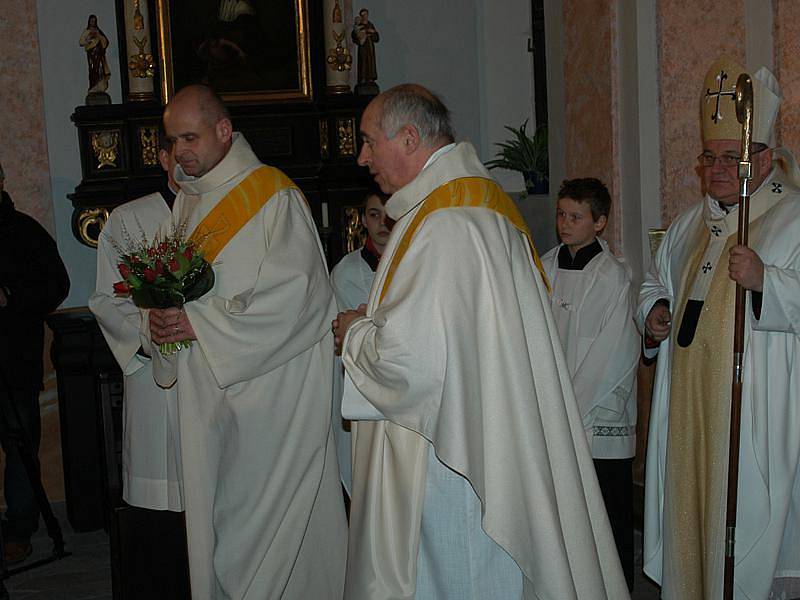 Svěcení kaple Nejsvětější Trojice na Komorním Hrádku.