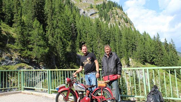 Louňovická partička se svými jednostopými stroji vyjela do italských Dolomit.