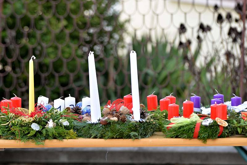 Před kostelem sv. Mikuláše v Benešově bylo v neděli rušno