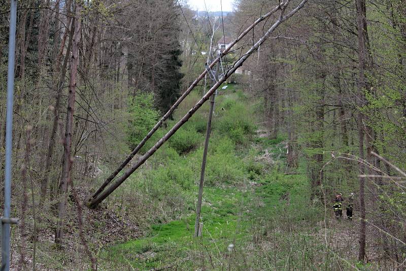 Kvůli stromům na elektrickém vedení nešel ve čtvrtek 6. května odpoledne proud například v Peceradech nebo na Brodcích.