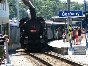 Parní vlak zpravidla na konci prázdnin končí Postupicích. Kvůli výročí v sobotu 29. srpna dojede až do Vlašimi.