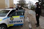 Hlídka městské policie při monitorování situace u Mateřské školy Na Karlově v Benešov.