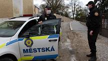 Hlídka městské policie při monitorování situace u Mateřské školy Na Karlově v Benešov.
