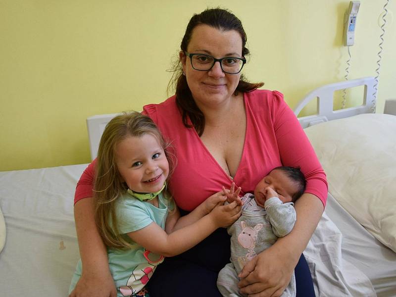 Nikola Šrámková se manželům Michaele a Jiřímu narodila v benešovské nemocnici 16. července 2020 ve 21.35 hodin, vážila 3590 gramů. Doma ve Vranově se z ní těší sestra Terezka (3).