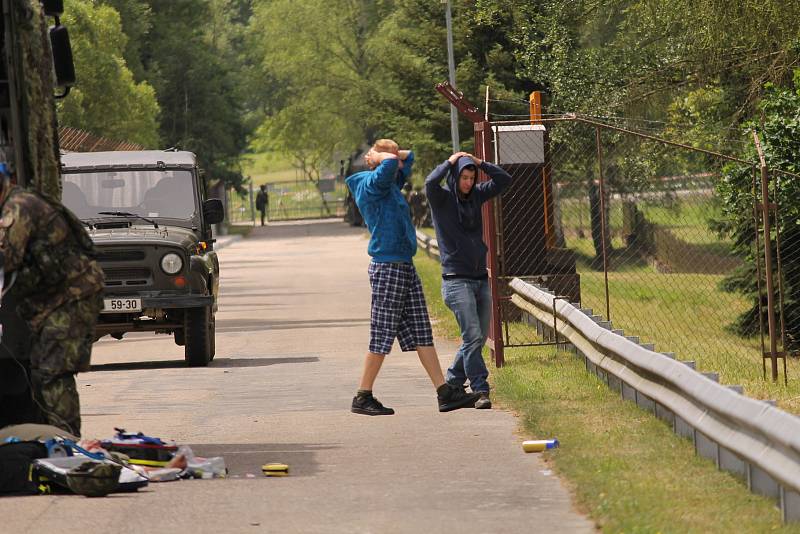 Příslušníci Aktivních záloh AČR nacvičovali na přehradě Švihov na Želivce ochranu strategických objektů.