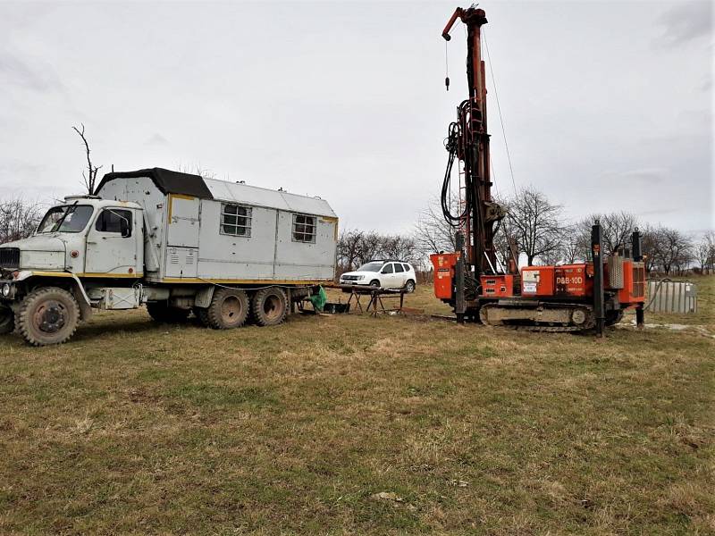 Geotechnický průzkum v koridoru budoucí středočeské dálnice D3.