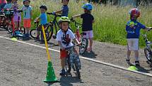 V Mateřské škole MiniSvět se jezdilo na všem, co mělo kola. Kdo projel cílovou páskou, získal řidičský cyklo-průkaz.