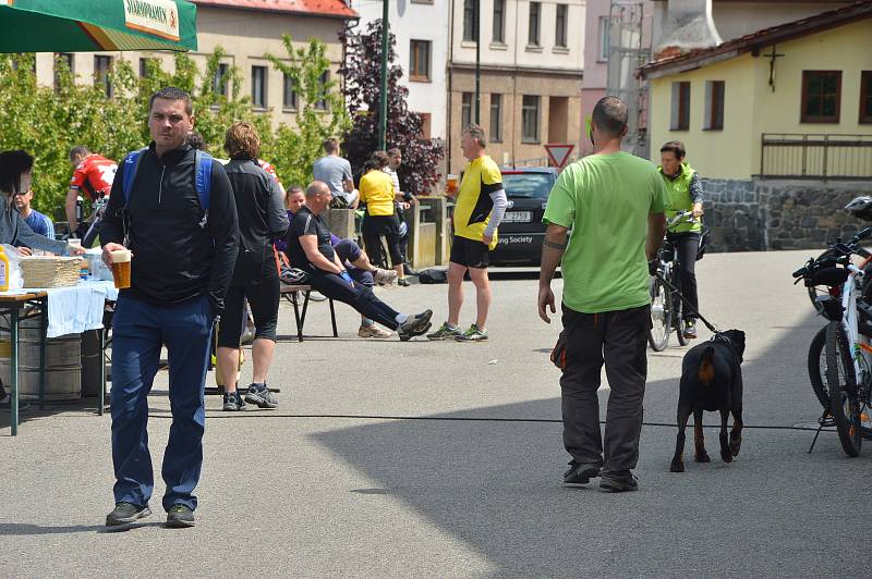 Po cestě byla startovná stanoviště pro turisty, kteří bydleli podél trasy, na Benešovsku to bylo v Týnci nad Sázavou, ve Voticích a také v Miličíně vyšli vozíčkáři a zdravotně hendikepovaní.