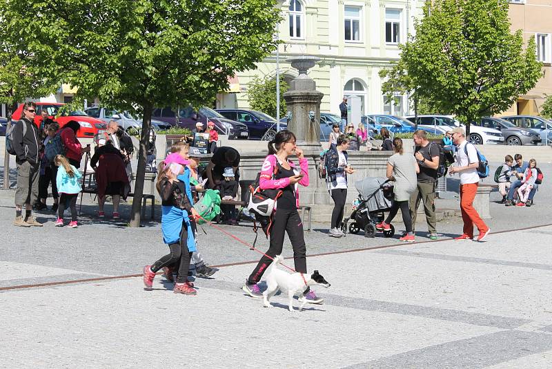 Po cestě byla startovná stanoviště pro turisty, kteří bydleli podél trasy, na Benešovsku to bylo v Týnci nad Sázavou, ve Voticích a také v Miličíně vyšli vozíčkáři a zdravotně hendikepovaní.