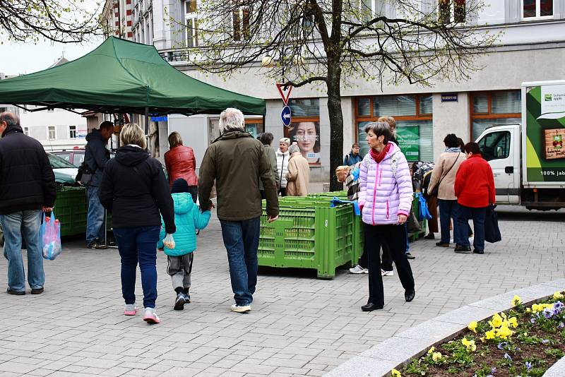 Trhovci se opět sjeli na Masarykovo náměstí, aby zahájili sezónu farmářských trhů v Benešově.