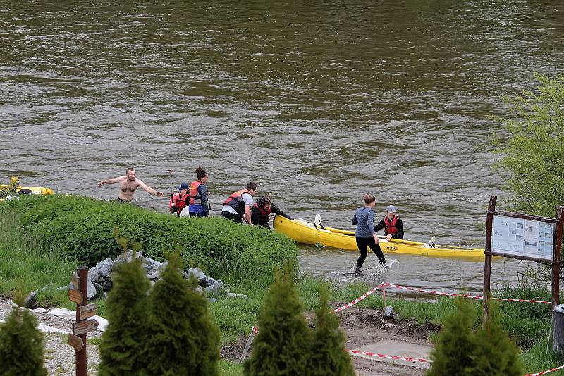 Vodáci si v neděli 23. května nenechali ujít příležitost pro své hobby. Ideální výšku hladiny využili k plavbě z Týnce nad Sázavou do Pikovic.